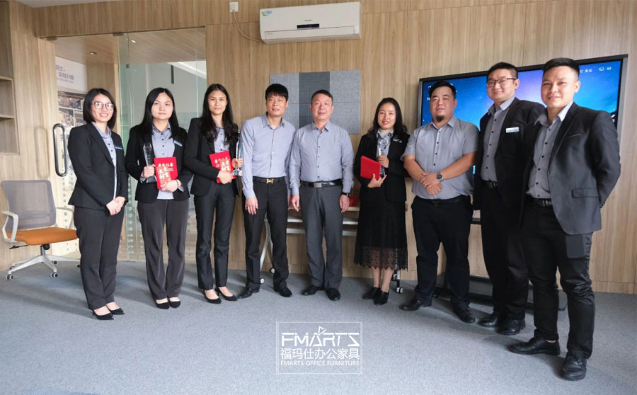 鄧總、周總為銷售冠亞季軍頒獎